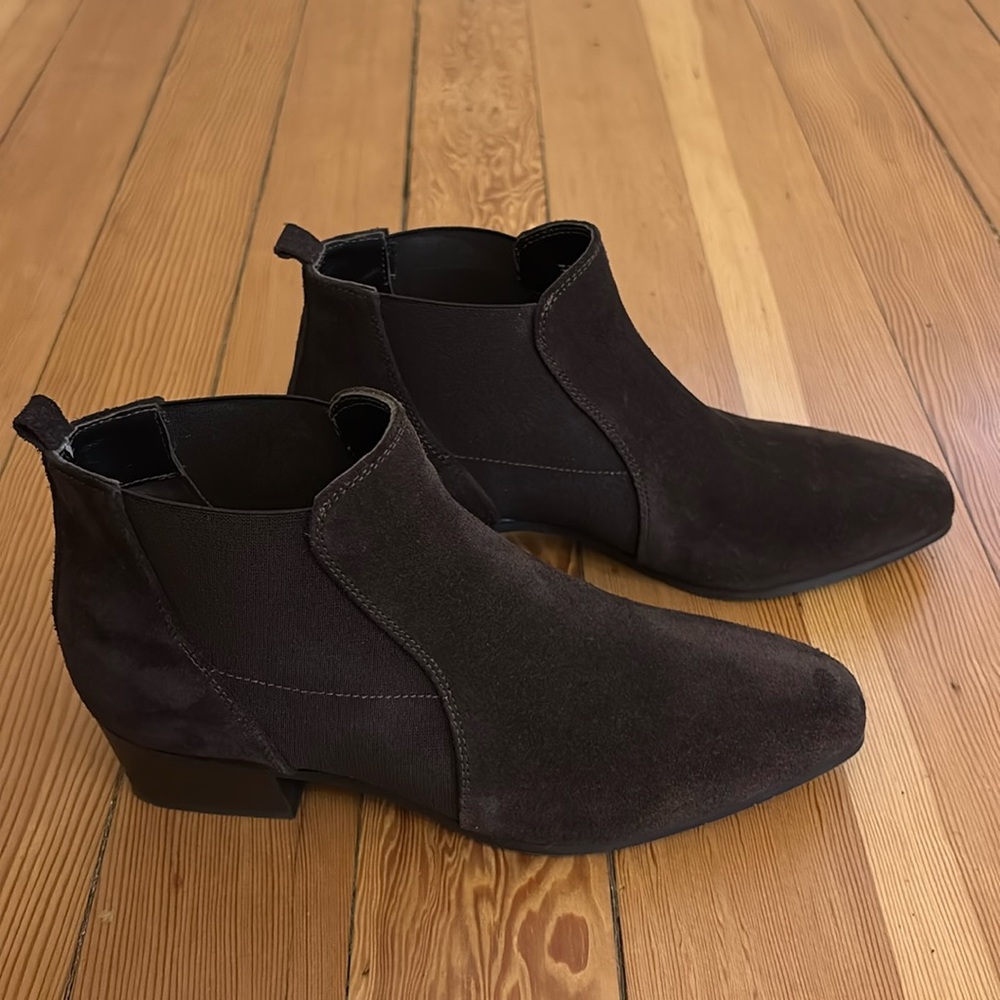 Aquatalia suede Chelsea boots